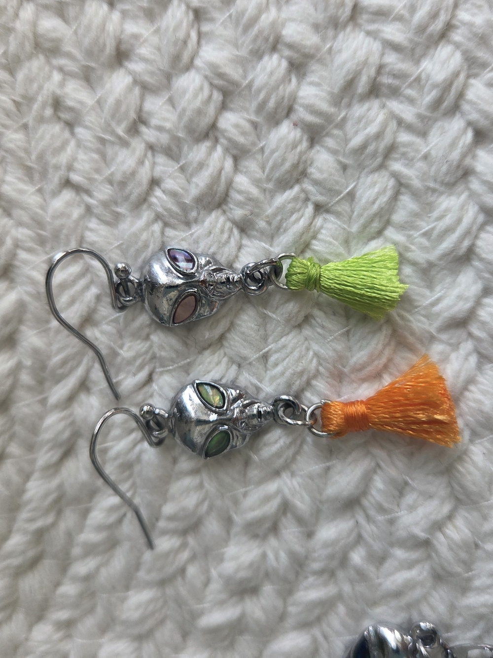 Silver Alien Head Link Bracelet with Iridescent Accents And Tassel Earrings - Picture 3 of 6